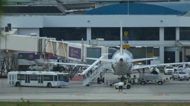 Çalışmaları hazırlar uçak havaalanında uçuş önce