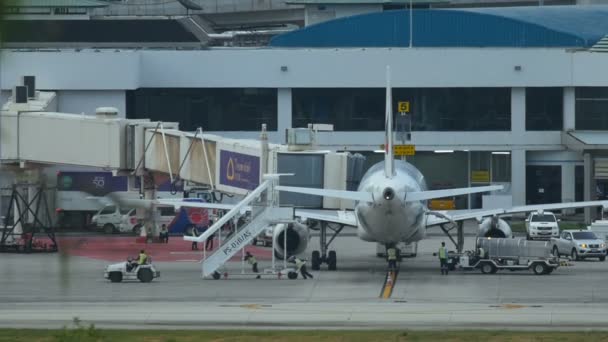 Obsluhovatelů připraví letadlo před odletem v Letiště — Stock video