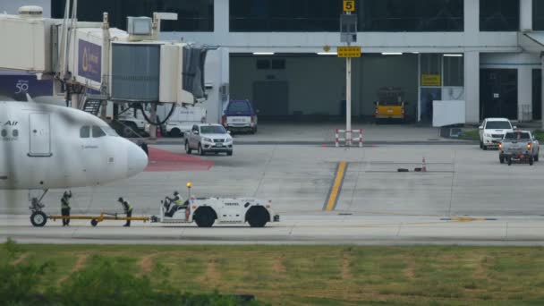 Servidores do aeroporto estão terminando reboque de Airbus A320 — Vídeo de Stock