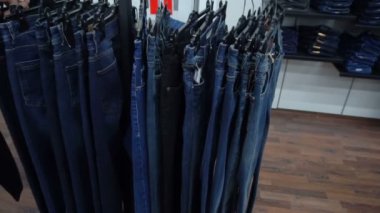 Tezgâhtar butik tribünde kot asılı