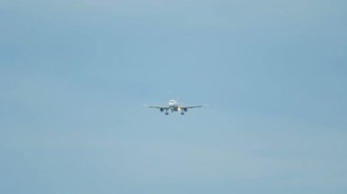 Uçak havaalanına yaklaşırken