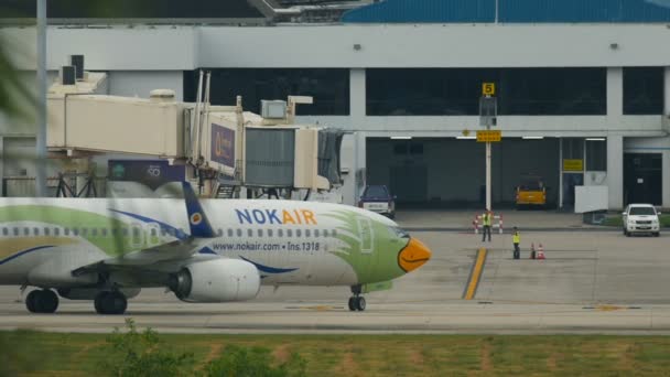 HS-DBV - Nok Air Boeing 737-800 taxi per il terminal — Video Stock