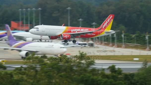 Airbus A320-214 Wl Hs-Vkc Phuket Uluslararası Havaalanı'nda yaklaşıyor — Stok video