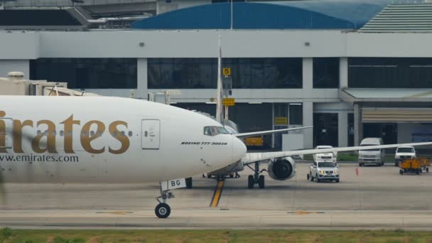 Boeing 777-300er A6-Ebg Emirates Airways taxi na Phuket Letiště — Stock video