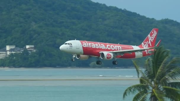 Thai Airasia Airbus A320-216-Wl Hs-Bbv närmar sig på Phuket flygplats — Stockvideo