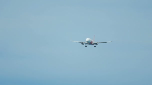 Avión acercándose en el aeropuerto — Vídeos de Stock