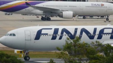 Finnair Airbus A330 Phuket Uluslararası Havaalanı'nda almaya gidiyor