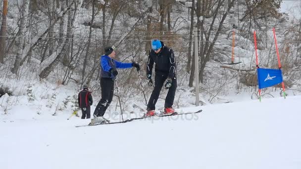 Coach gesticulates aan de skiër — Stockvideo