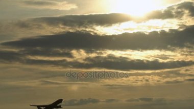 Gün batımında kalktıktan uçak
