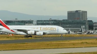 Emirates A380 Frankfurt am Main havaalanında geçide vergi