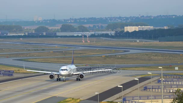 Airbus A320 fährt auf Rollbahn am Frankfurter Flughafen — Stockvideo