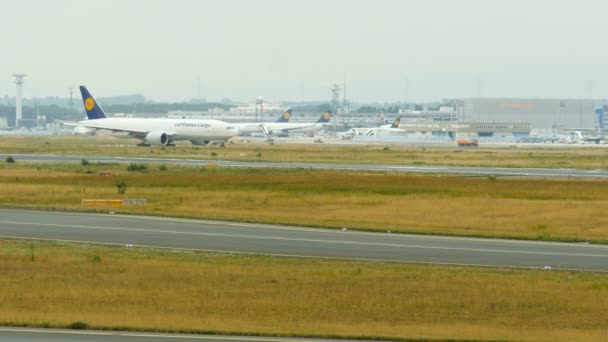 課税フランクフルトでルフトハンザ貨物ボーイング 777 は主要な空港 — ストック動画