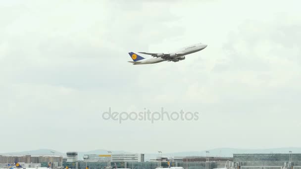 Lufthansa Boeing 747 despega en el aeropuerto de Fráncfort del Meno — Vídeos de Stock