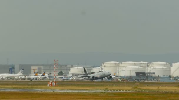 United Airlines Boeing 777 startuje na letišti Frankfurt nad Mohanem — Stock video