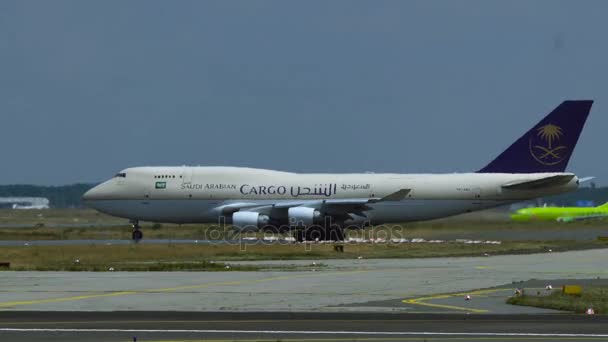 Boeing 747 Saudi Arabian Cargo облагается налогом в аэропорту Амстердама Схипхол — стоковое видео