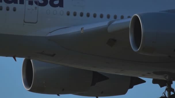 Primo piano della fusoliera Airbus A380-800 — Video Stock