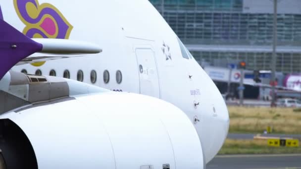 Thailändischer Airbus A380 wird am Flughafen Frankfurt am Main abgeschleppt — Stockvideo