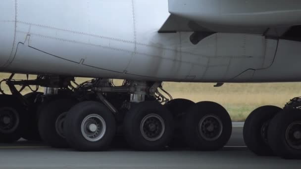 Tren de aterrizaje de avión de cuerpo ancho — Vídeo de stock