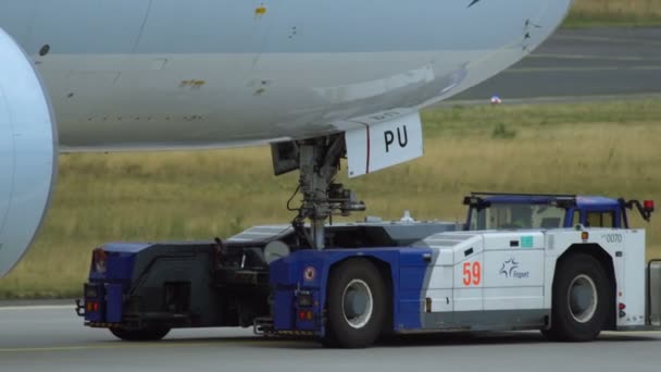 Boeing 777-367er Cathay Pacific Airways wordt gesleept op de luchthaven van Frankfurt am Main — Stockvideo