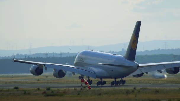 Πίσω όψη του ένα Luftansa Airbus A380-800 προσγείωση στο αεροδρόμιο Frankfurt am Main. — Αρχείο Βίντεο