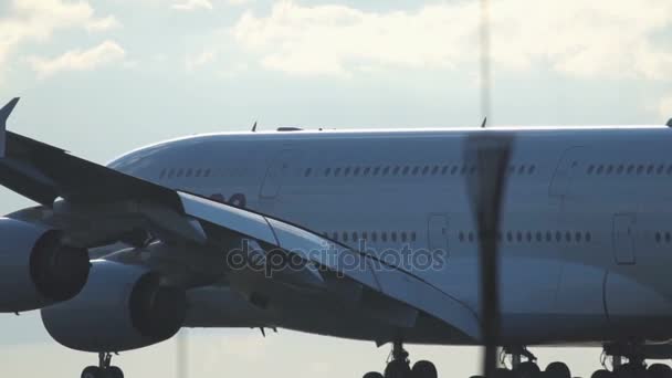 Aterrizaje de Luftansa Airbus A380-800 en el aeropuerto de Fráncfort del Meno . — Vídeo de stock