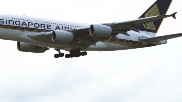 Singapore Airlines Airbus A380 lądowania na lotnisku we Frankfurcie nad Menem. — Wideo stockowe