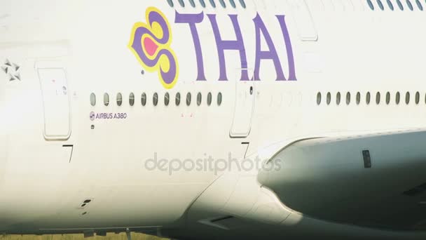 Tajski Airways Airbus A380 kołowania w Frankfurt am Main Airport — Wideo stockowe