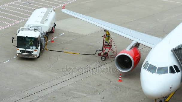 Letiště služby muž připraví letadlo pro doplňování paliva — Stock video