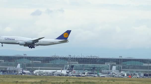 Luftansa Boeing 747, Frankfurt am Main repülőtéren leszálló. — Stock videók