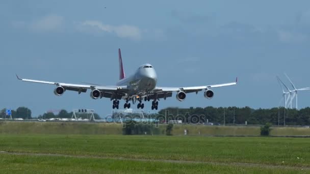 在机场接近的卢森堡意大利波音 747 — 图库视频影像