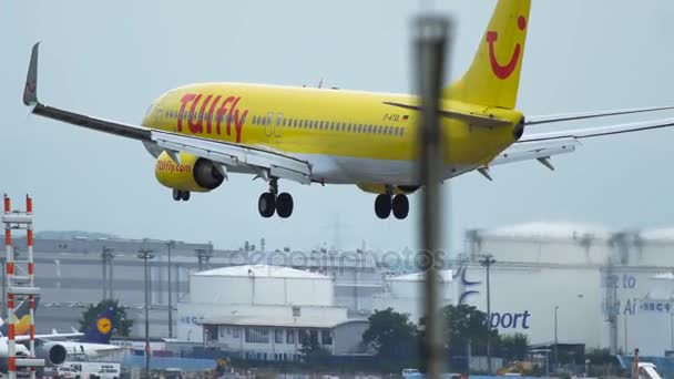 Boeing 737 de Tuifly Airlines atterrissant à l'aéroport de Francfort-sur-le-Main — Video