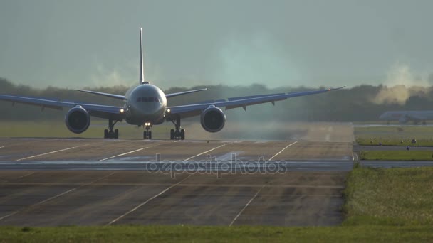 Etihad Airlines Boeing 787 Dreamliner cambia de pista — Vídeo de stock