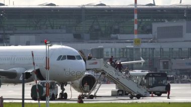 Yolcu arkadaşları fotoğrafını şu yol açın üzerinde alır.