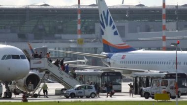 Düsseldorf Uluslararası Havaalanı'nda yaklaşan sonra yol açın yürüyüşte yolcu.