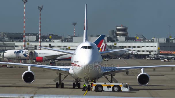 Boeing 747 bereidt zelf moet worden voortgetrokken door het slepen van de machine — Stockvideo