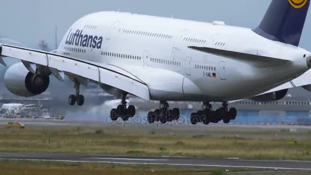 Lufthansa airbus a380 landet auf dem flughafen frankfurt am main. — Stockvideo