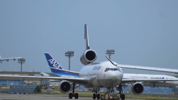 Lufthansa Cargo McDonnell Douglas MD-11 está rebocando no aeródromo — Vídeo de Stock