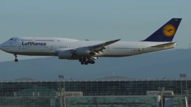 Lufthansa Boeing 747 Frankfurt am Main hava alanında yaklaşıyor