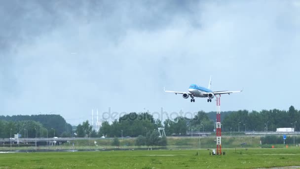 Embraer Erj-195 Klm arazi Schiphol Havaalanı'nda — Stok video