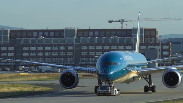 Vietnam Airlines Boeing 787 Dreamliner rebocado no aeroporto principal de Frankfurt am Main — Vídeo de Stock