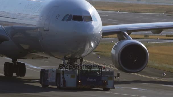 南アフリカ航空のエアバス A340 をけん引 — ストック動画