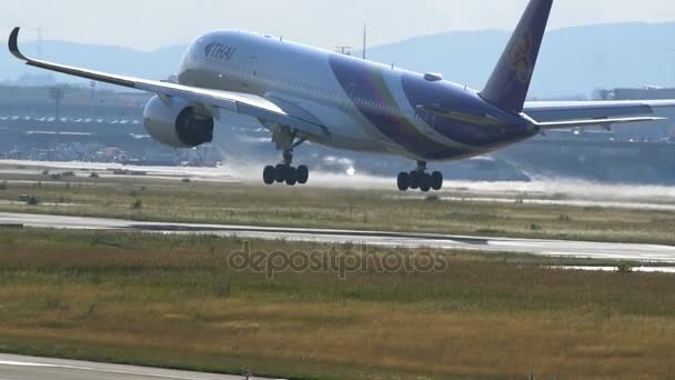 泰国航空空中巴士 A350 降落在法兰克福机场 — 图库视频影像