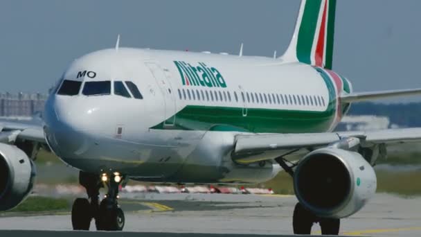 Alitalia Airbus A320 τροχοδρόμησης στο διάδρομο — Αρχείο Βίντεο