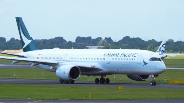 Cathay Pacific Airbus A350 taxiën op luchthaven Schiphol — Stockvideo