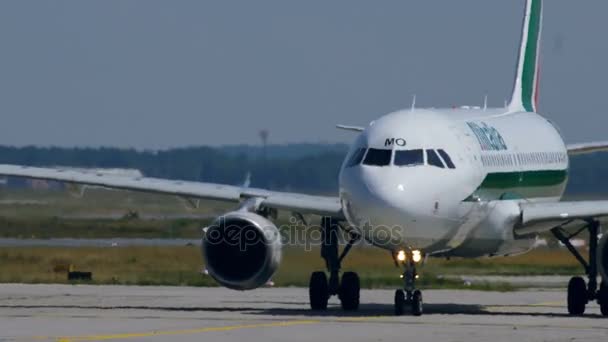 Alitalia Airbus A320 in taxi sulla pista — Video Stock