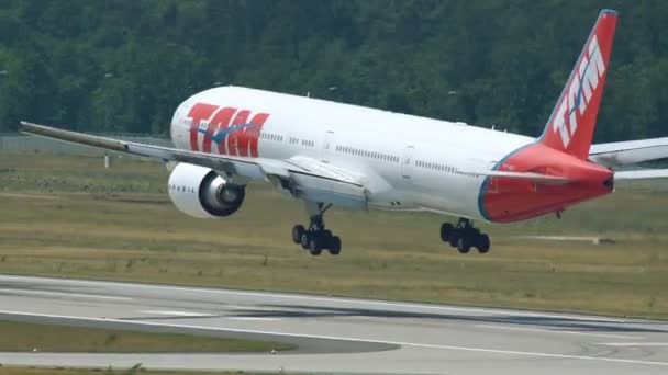 TAM Boeing 777 landning — Stockvideo