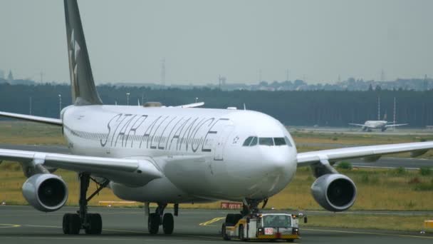 Airbus A340 in taxi dopo essere appena arrivato — Video Stock