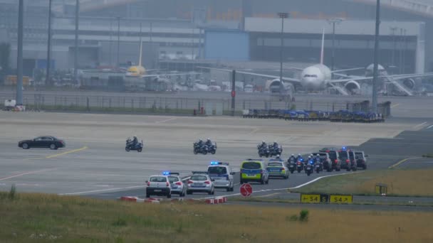 Cortejo de membros do governo e escolta policial no aeroporto — Vídeo de Stock