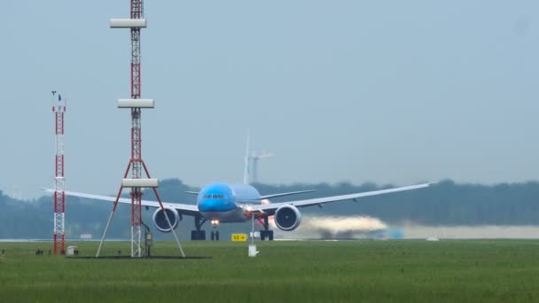 KLM Boeing 777-300ER despegando — Vídeo de stock