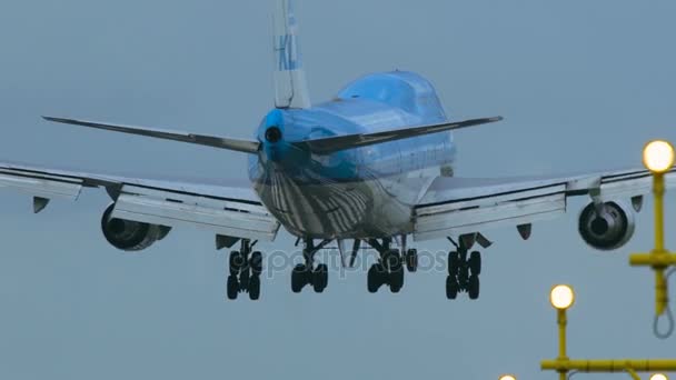KLM Boeing 747-es erős oldalszél a leszállás — Stock videók